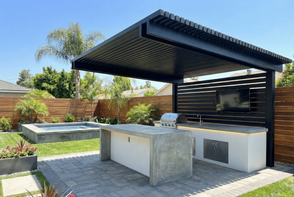 Open Frame Cantilever Lattice With 75 25 Privacy Wall